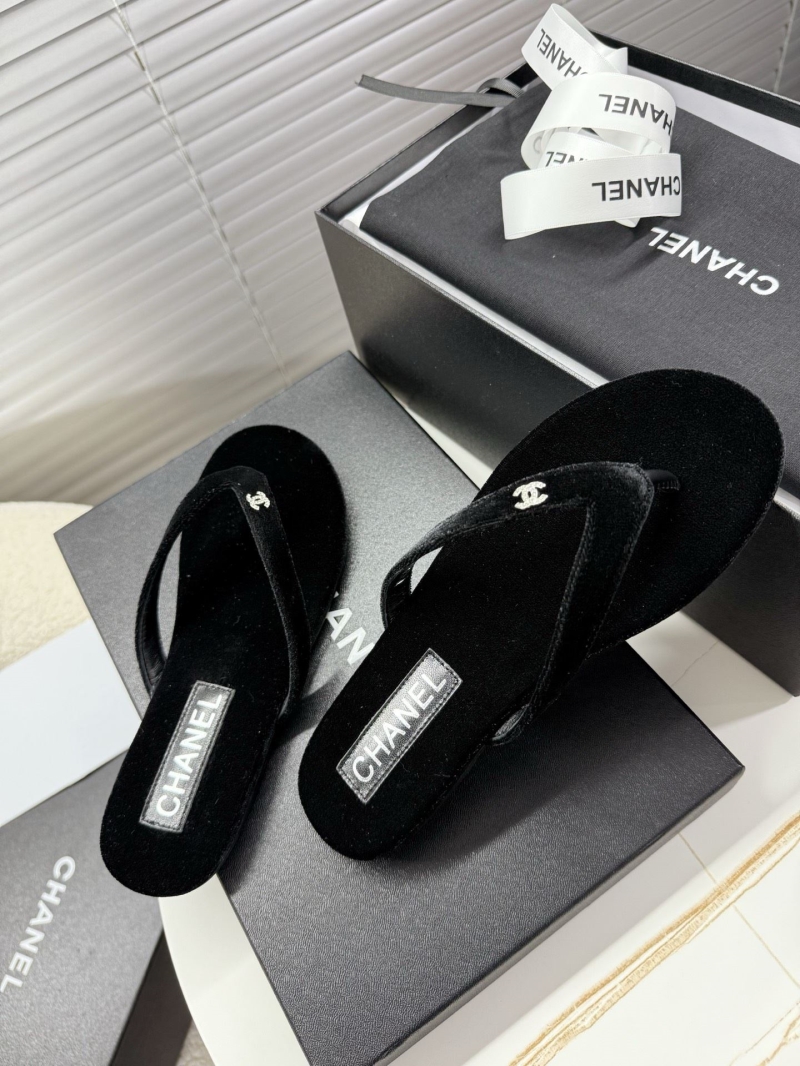 Ch**el slippers